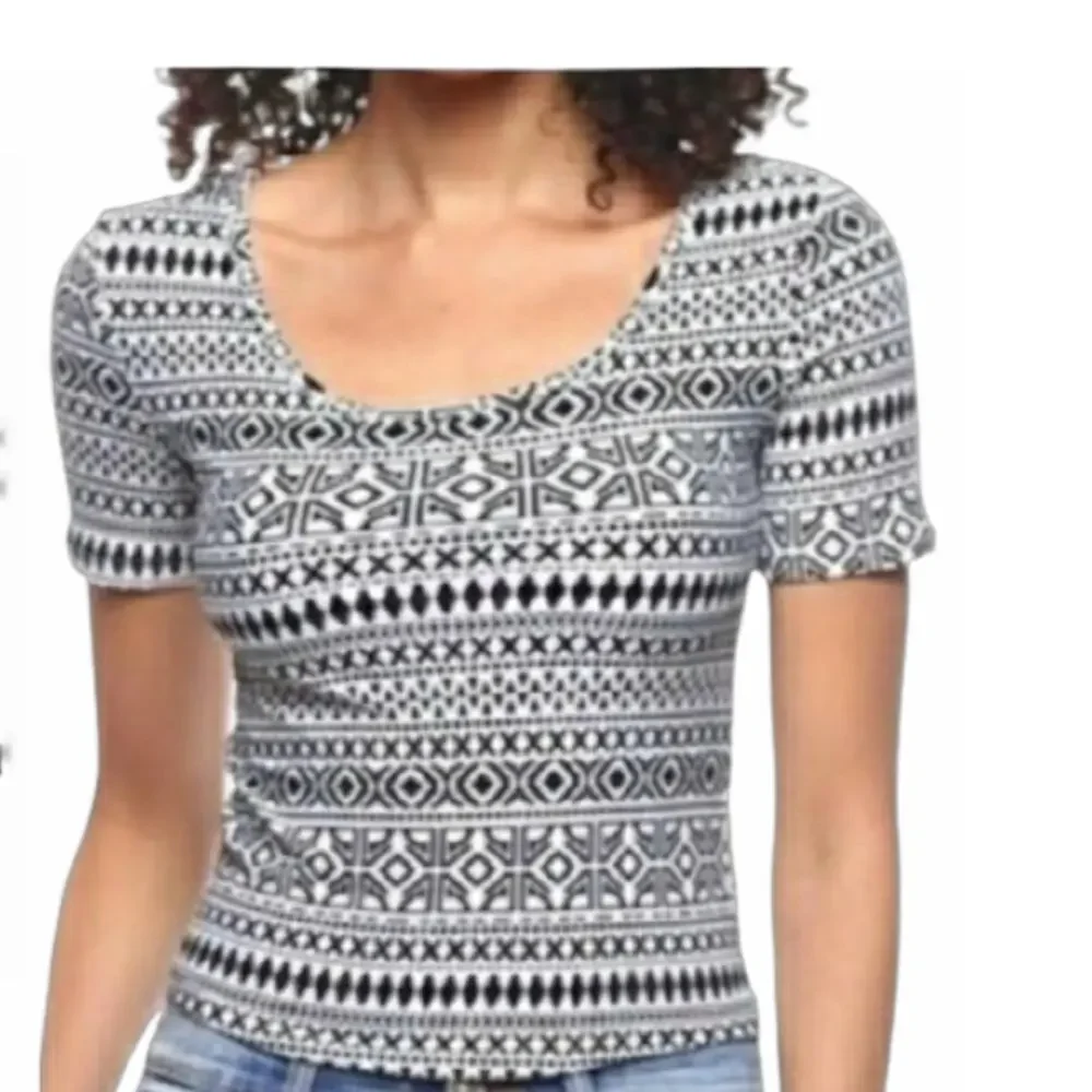 New Black And White Geometric Design Short Sleeve Top Small - Picture 6 of 6